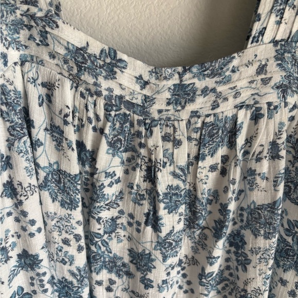 Coastal Blue and White Floral Sleeveless Top - Picture 4 of 7